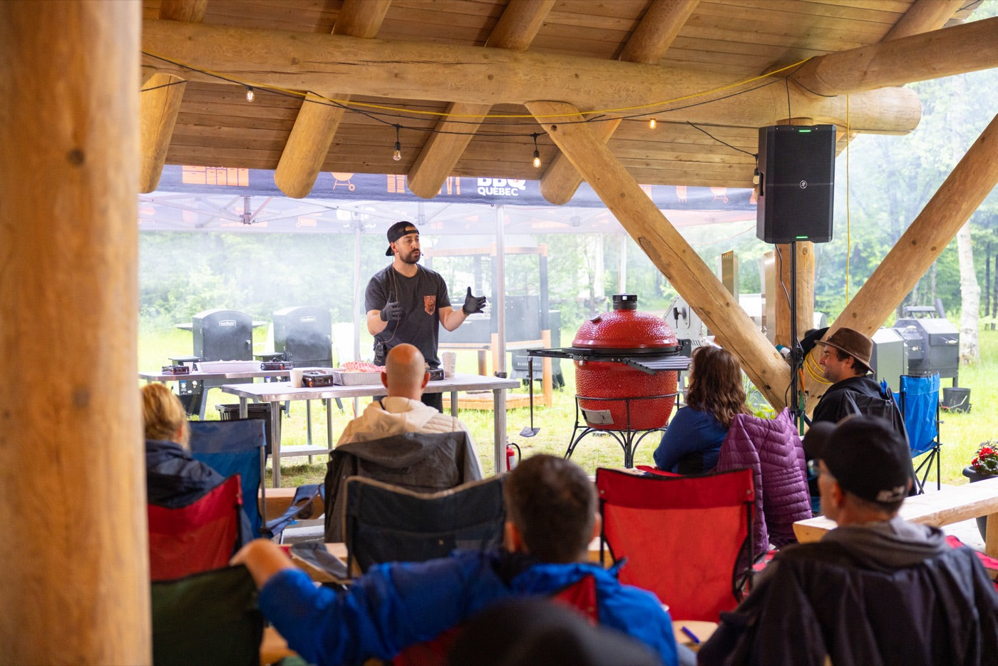 Démonstration BBQ sous un pavillon en bois rond