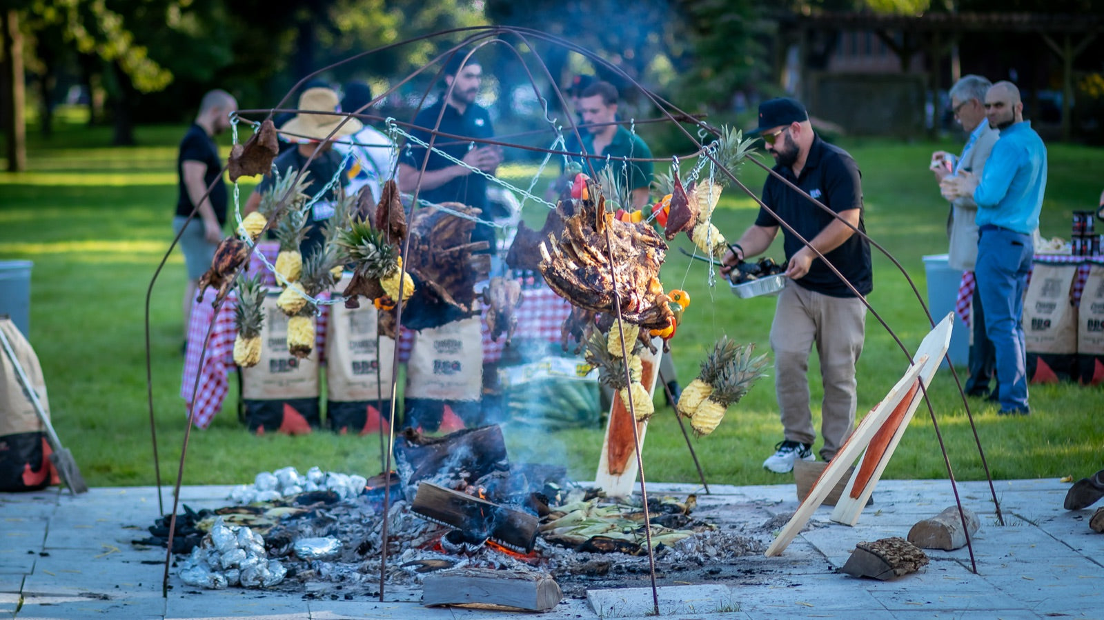 Festin suspendu au-dessus du feu en plein parc