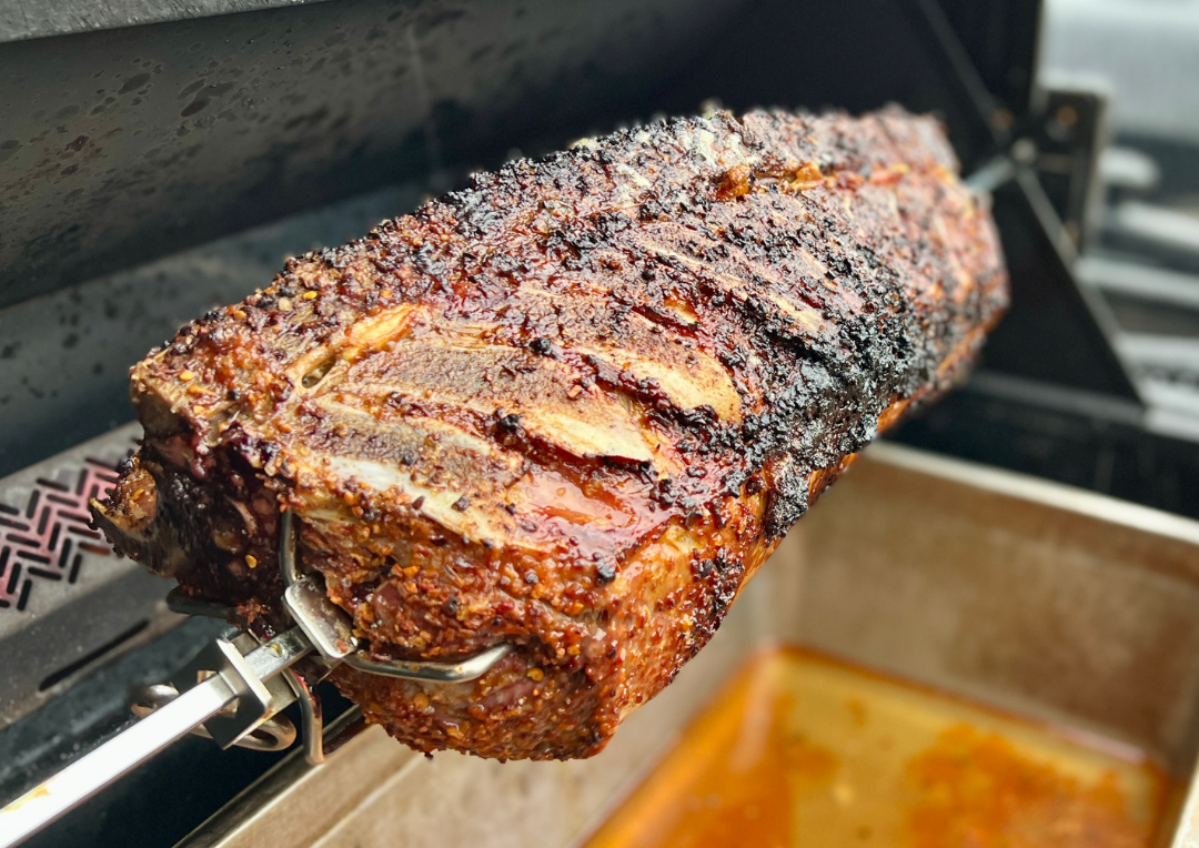 Longe de porc avec os injectée cuite au tournebroche