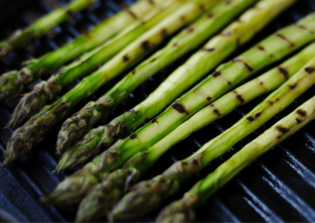Asperges « brunch » grillées garnies de graines de grenade - BBQ Québec