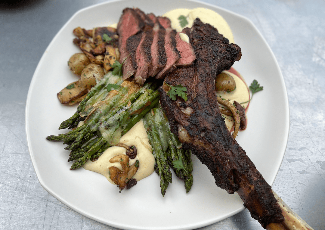 Assiette gourmande de tomahawk grillé - BBQ Québec