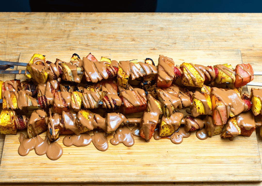 Brochettes de fruits gourmandes avec sauce au chocolat et au caramel - BBQ Québec