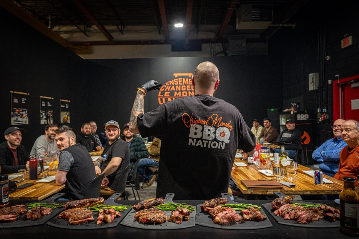 La tablée du Cours BBQ 101 : les planches de viande servies devant les participants