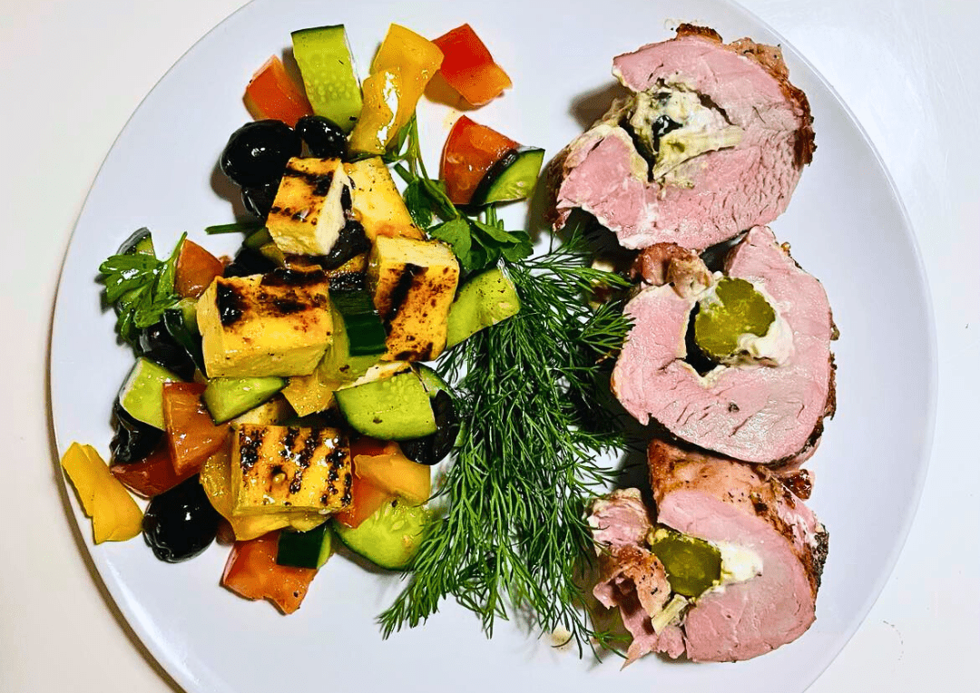 Filet de porc farci aux cornichons et salade d’halloumi grillé - BBQ Québec