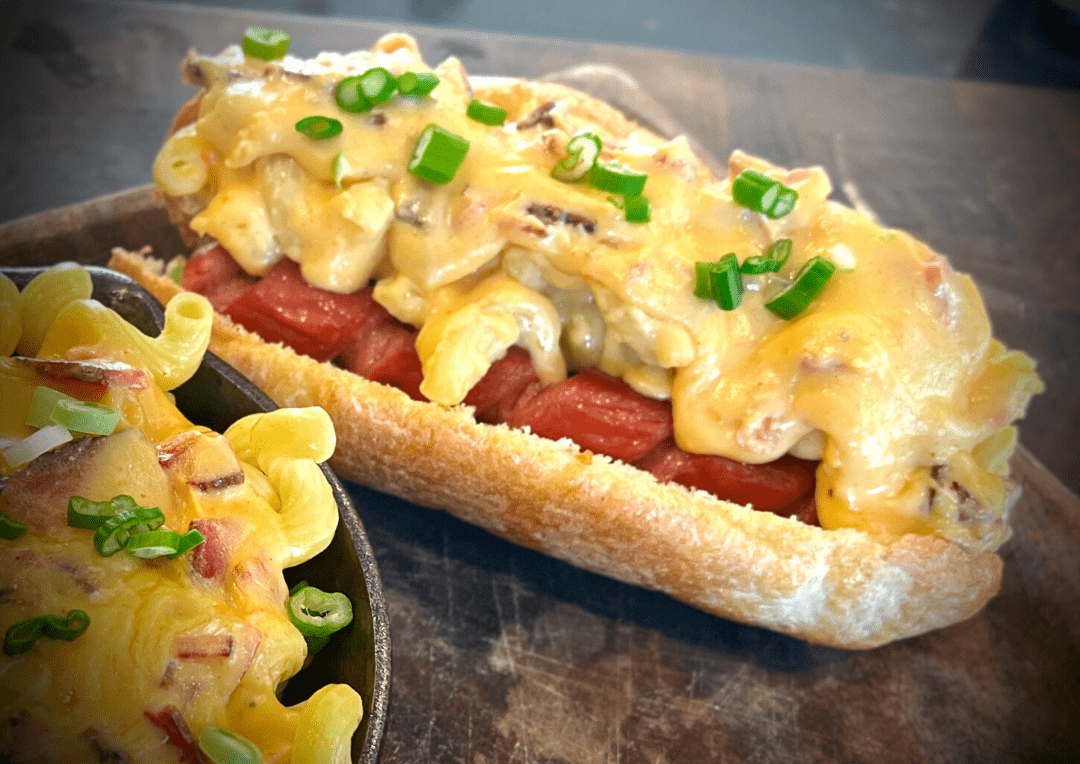 Hot-dog au « mac ’n cheese » et bacon - BBQ Québec