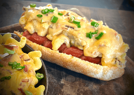 Hot-dog au « mac ’n cheese » et bacon - BBQ Québec