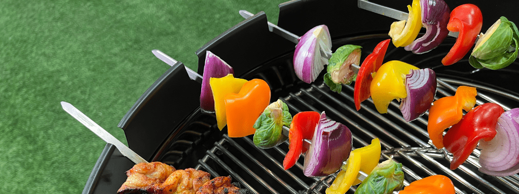 L’accessoire qui rend possible de faire des kebabs sur un kettle! - BBQ Québec