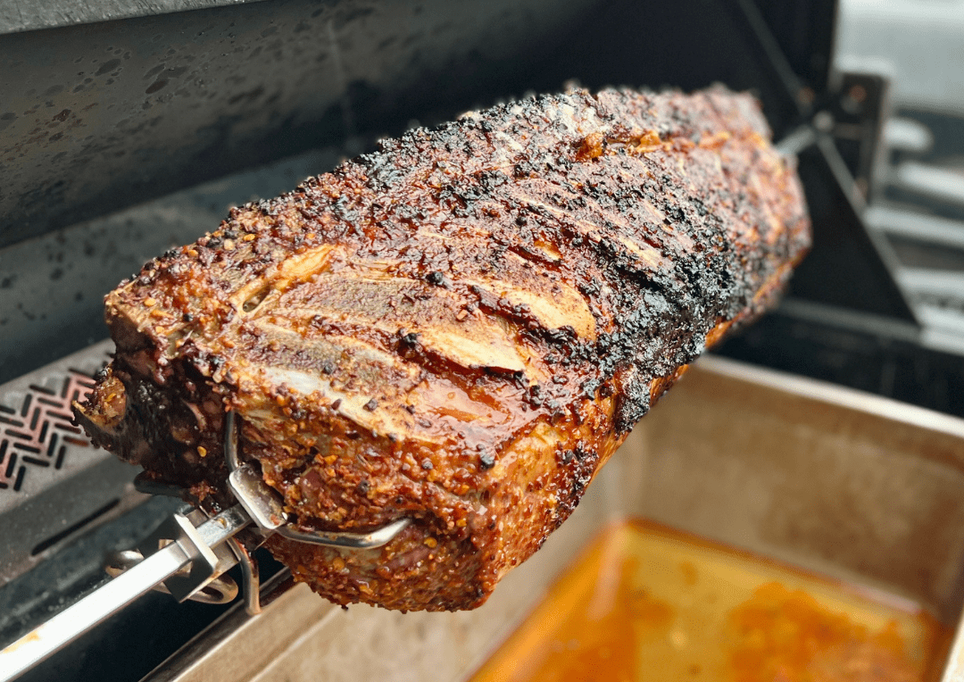 Longe de porc avec os injectée cuite au tournebroche - BBQ Québec