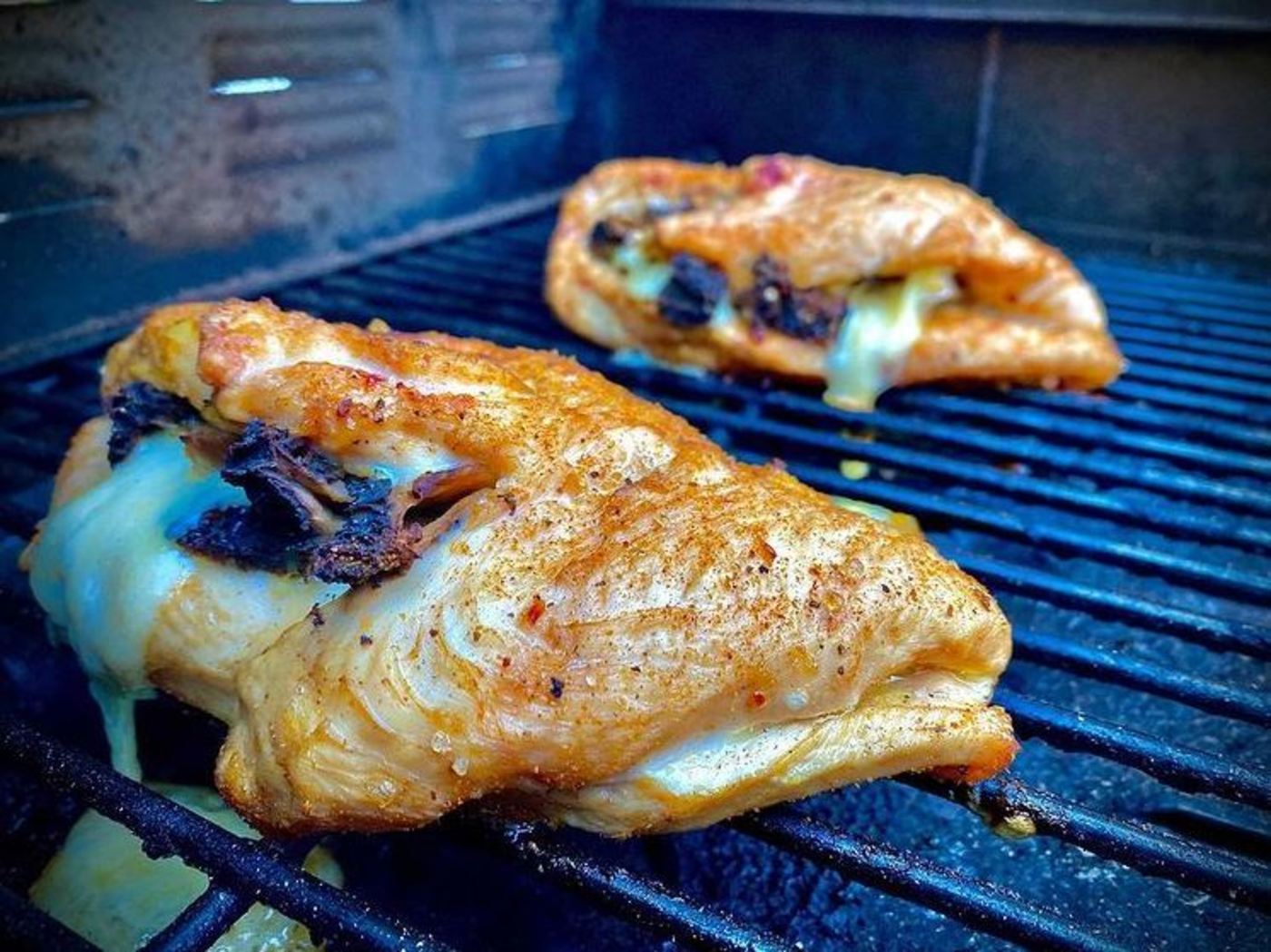 Poulet farci aux morilles et au fromage suisse - BBQ Québec