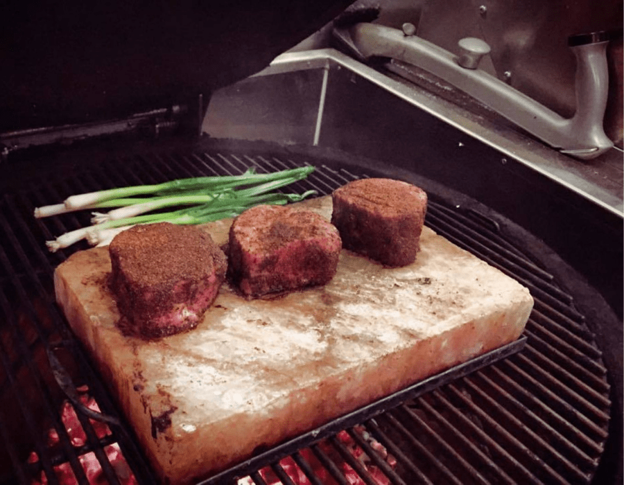 Raclette sur planche de sel de l’Himalaya - BBQ Québec