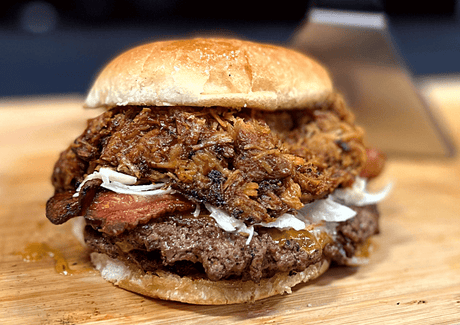 Recette secrète de « smash burger » double au bacon et au porc effiloché - BBQ Québec