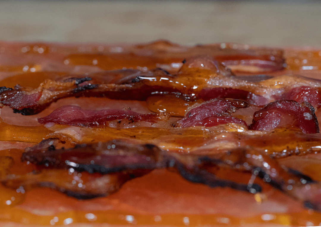 Tire sur planche de sel himalayen avec bâtonnets de bacon - BBQ Québec