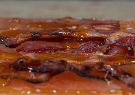 Tire sur planche de sel himalayen avec bâtonnets de bacon - BBQ Québec