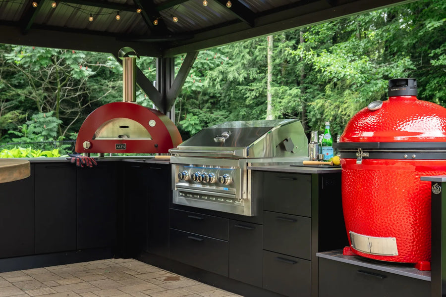 Gril au gaz, kamado et four à pizza dans la même cuisine, projet Trois-Feux