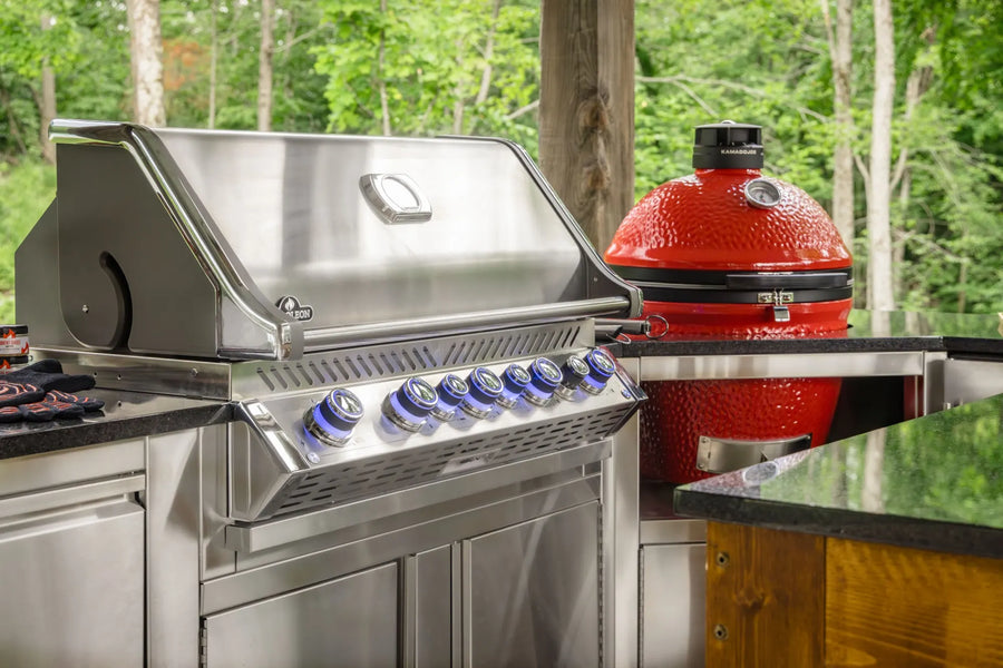 Gril au gaz encastré et kamado rouge côte à côte, modules Cuinox à Mont-Tremblant