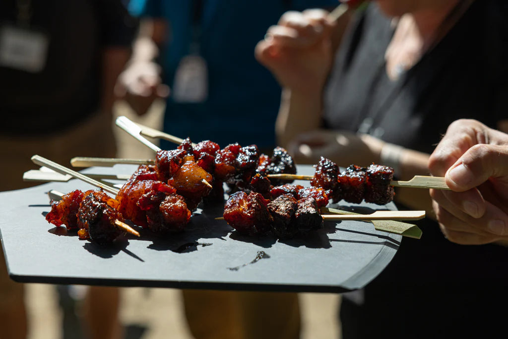 Brochettes BBQ servies aux invités