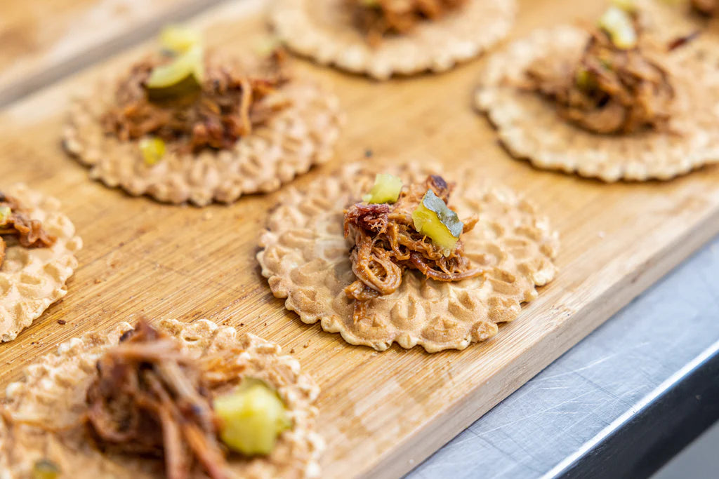 Canapés de porc effiloché préparés par le traiteur BBQ Québec