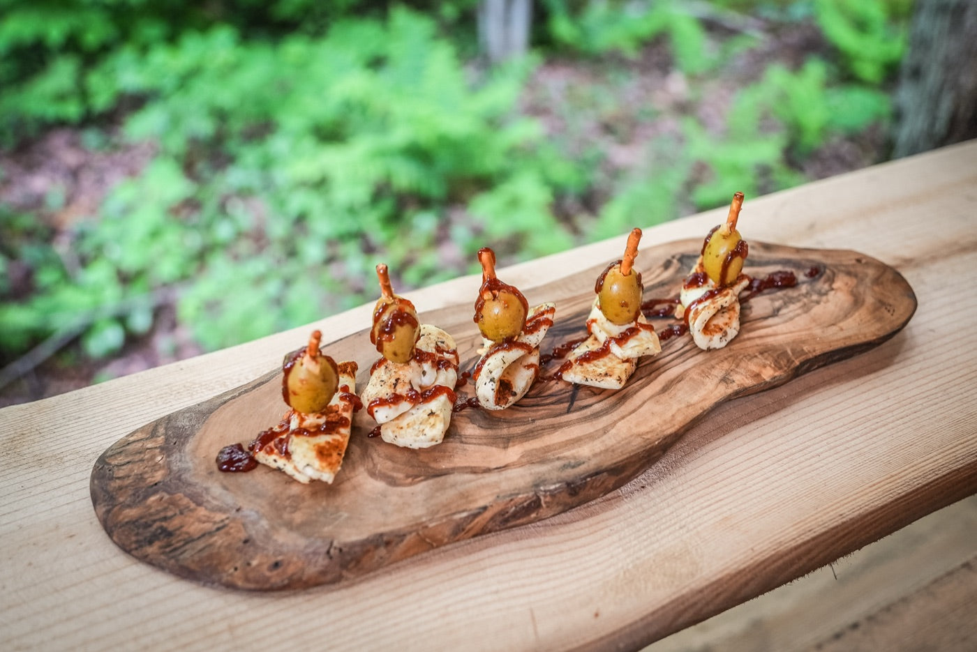 Bouchées de halloumi grillé et olives sur planche de bois
