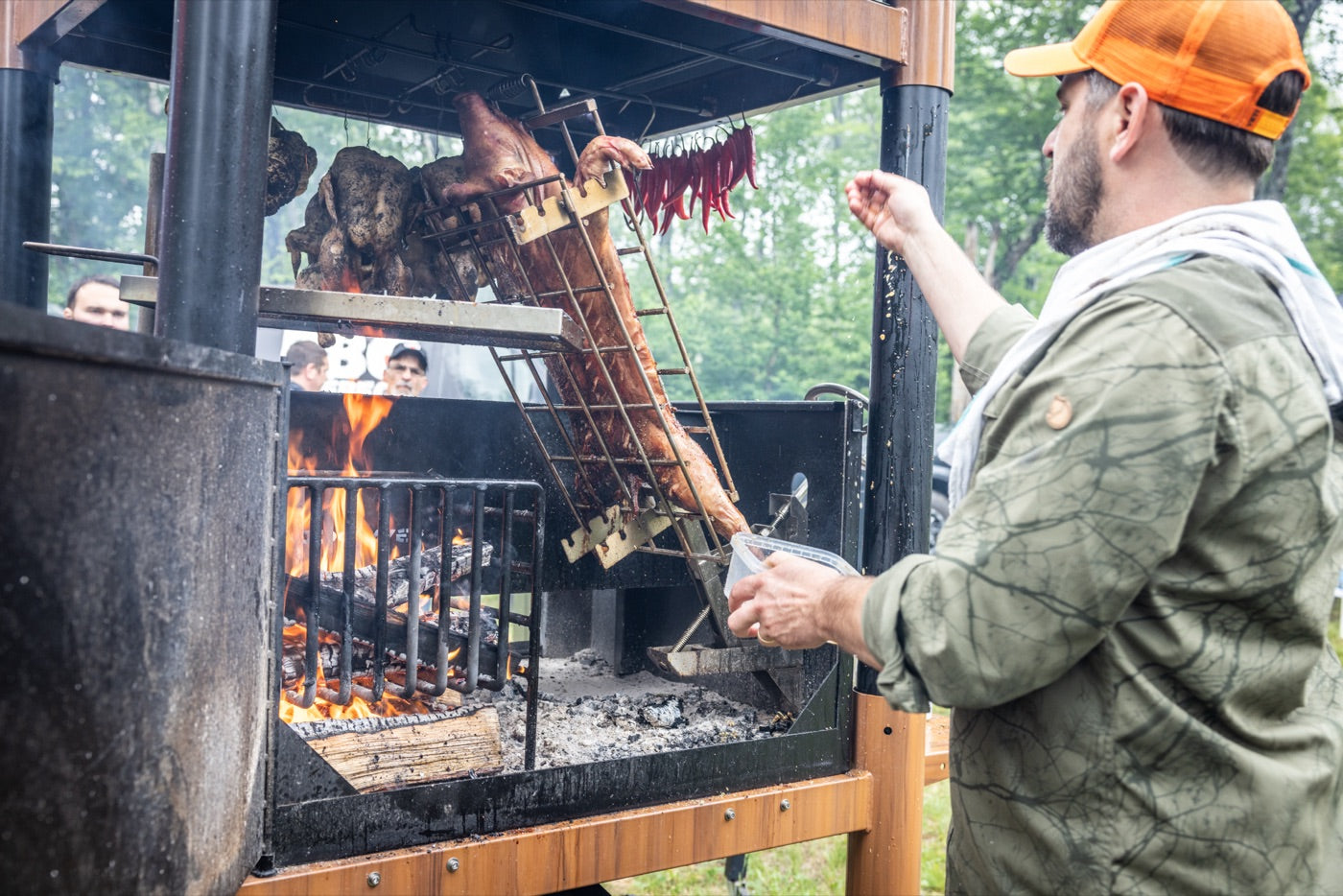 Méchoui : cochon entier, poulets et piments au feu de bois