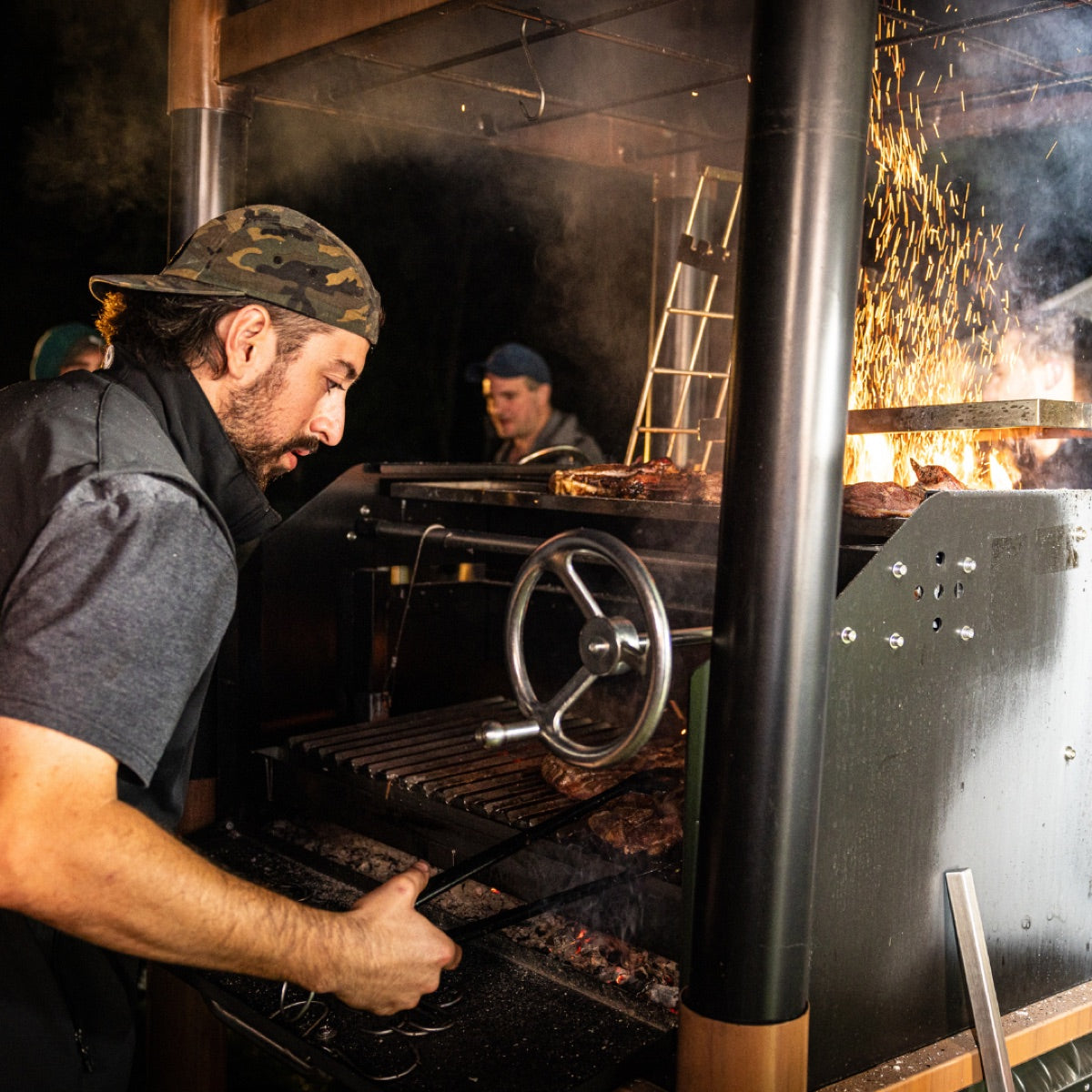 Pitmaster BBQ Québec au fumoir sous les étincelles