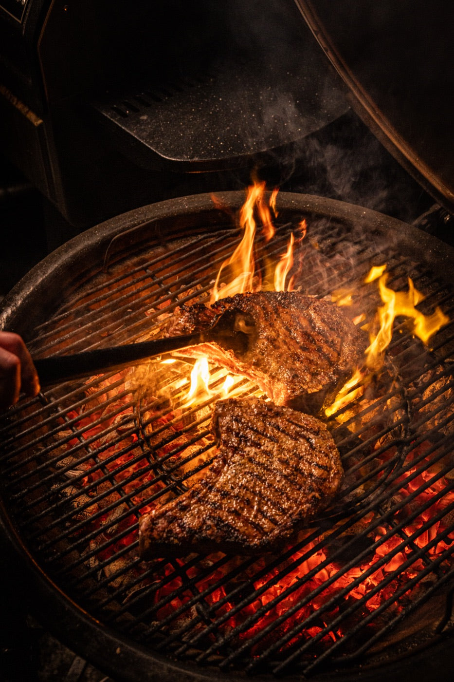 Steaks saisis dans les flammes sur charbon de bois lors d'un événement BBQ Québec