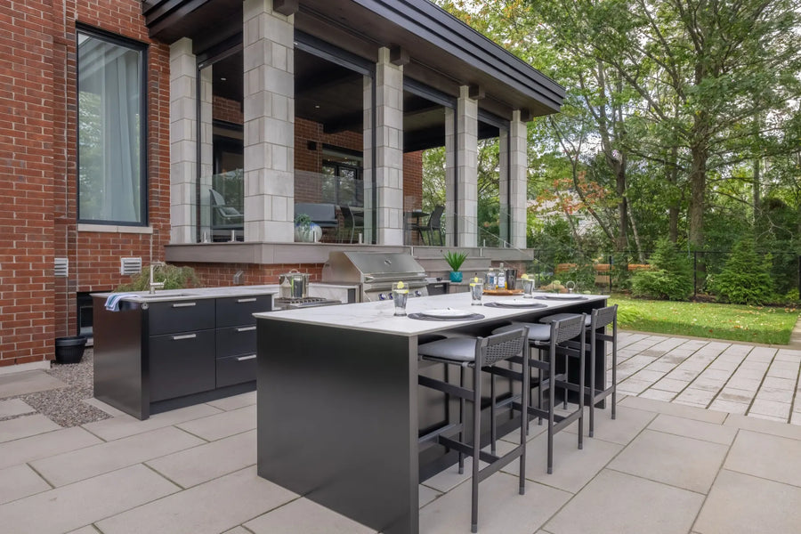 Grande cuisine extérieure Station Grill noire avec îlot sous un pavillon