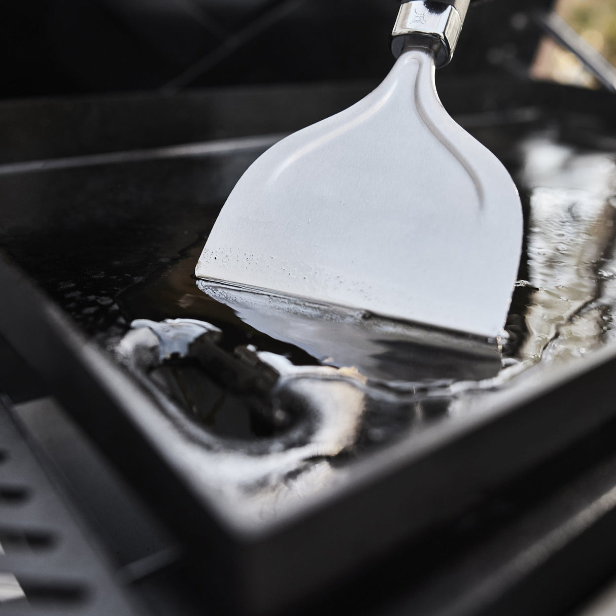 Weber - 1501345 - SLATE 28IN FT 3B LP RR BLK US/CA - BBQ Québec